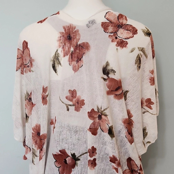 White and Pink Floral Duster - Picture 10 of 13